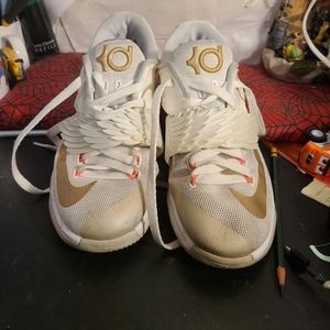 KD Nike size 6. aunt pearls.  The shoes are in good shape despite the minor wear